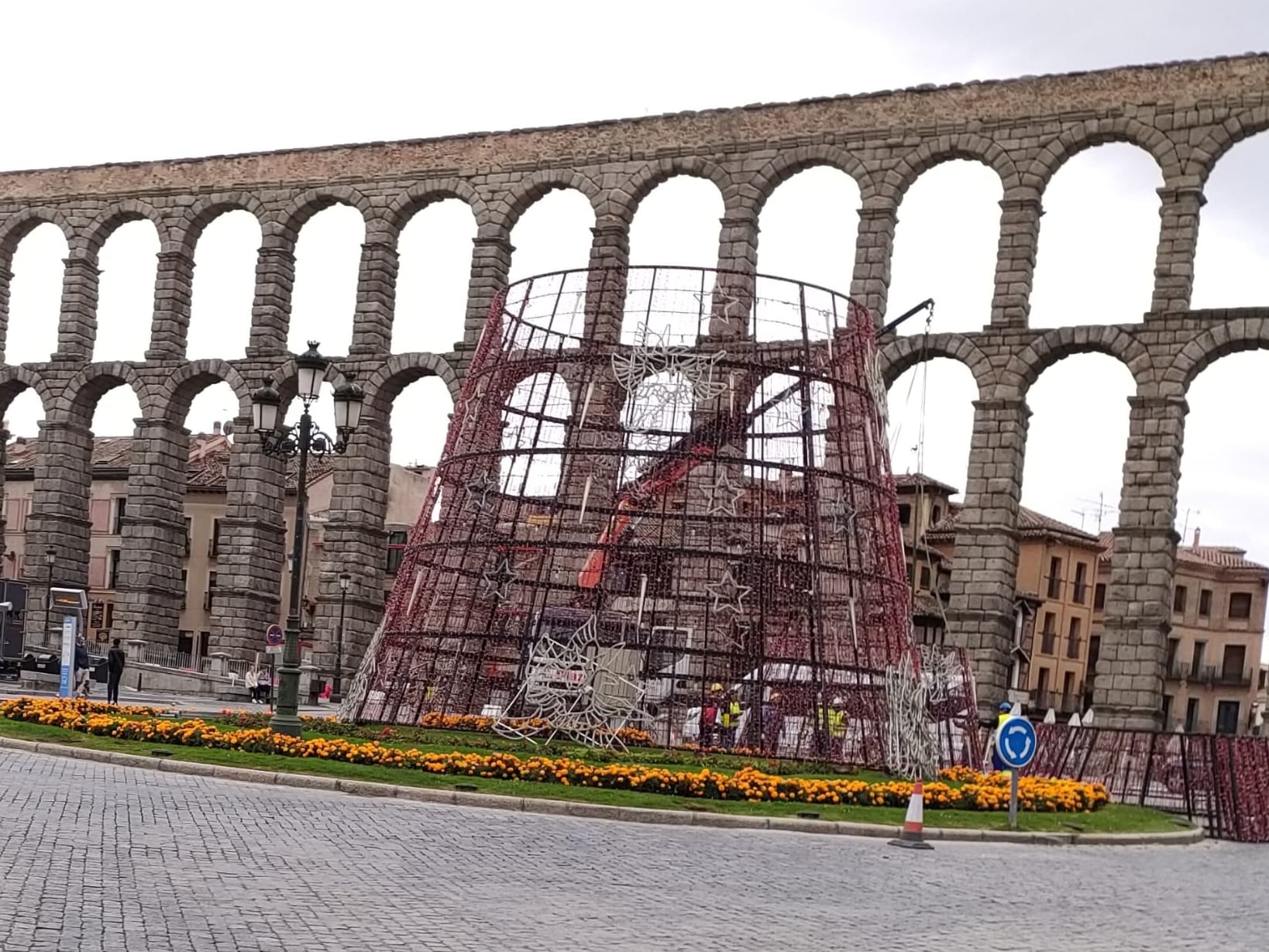 Comienza la instalación de la iluminación navideña en Segovia