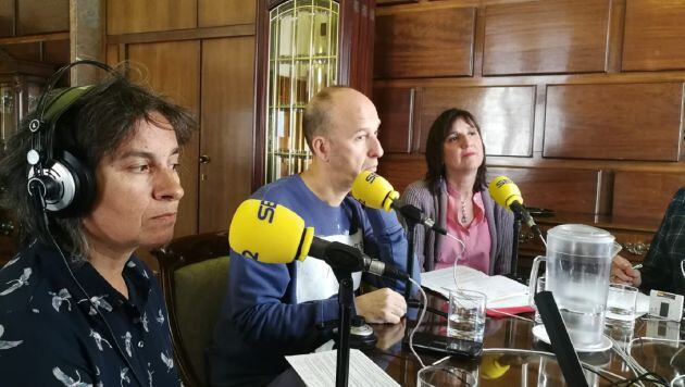 De izquierda a derecha, Luisa Broto (ZEC), Carmelo Asensio (CHA) y Lola Ranera (PSOE), durante la emisión de Plaza Pública