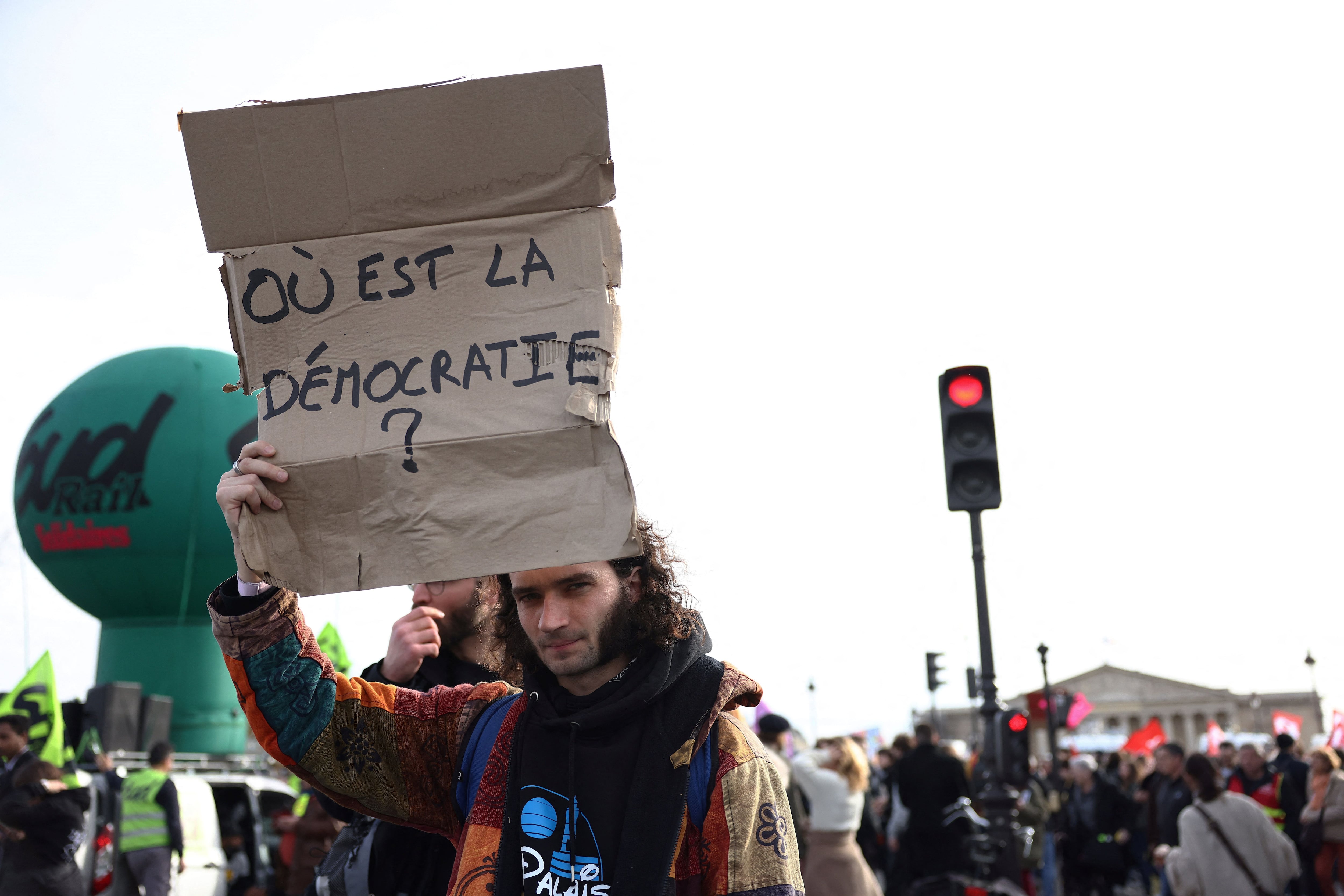 Uno de los manifestantes en la Plaza de la Concordia de París con un cartel que reza: &quot;¿Dónde está la democracia?&quot;