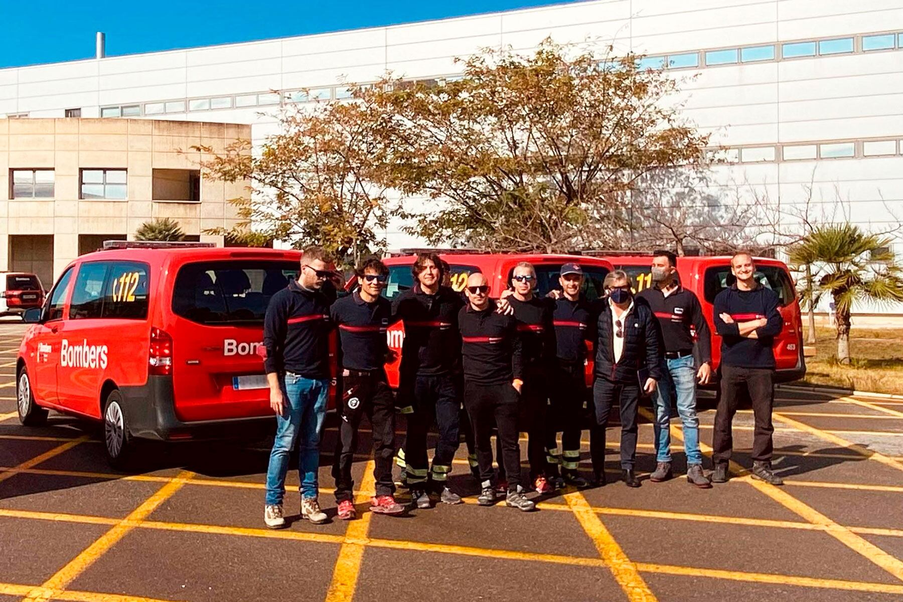 Los bomberos voluntarios junto al diputado de Emergencias, Javier Sendra