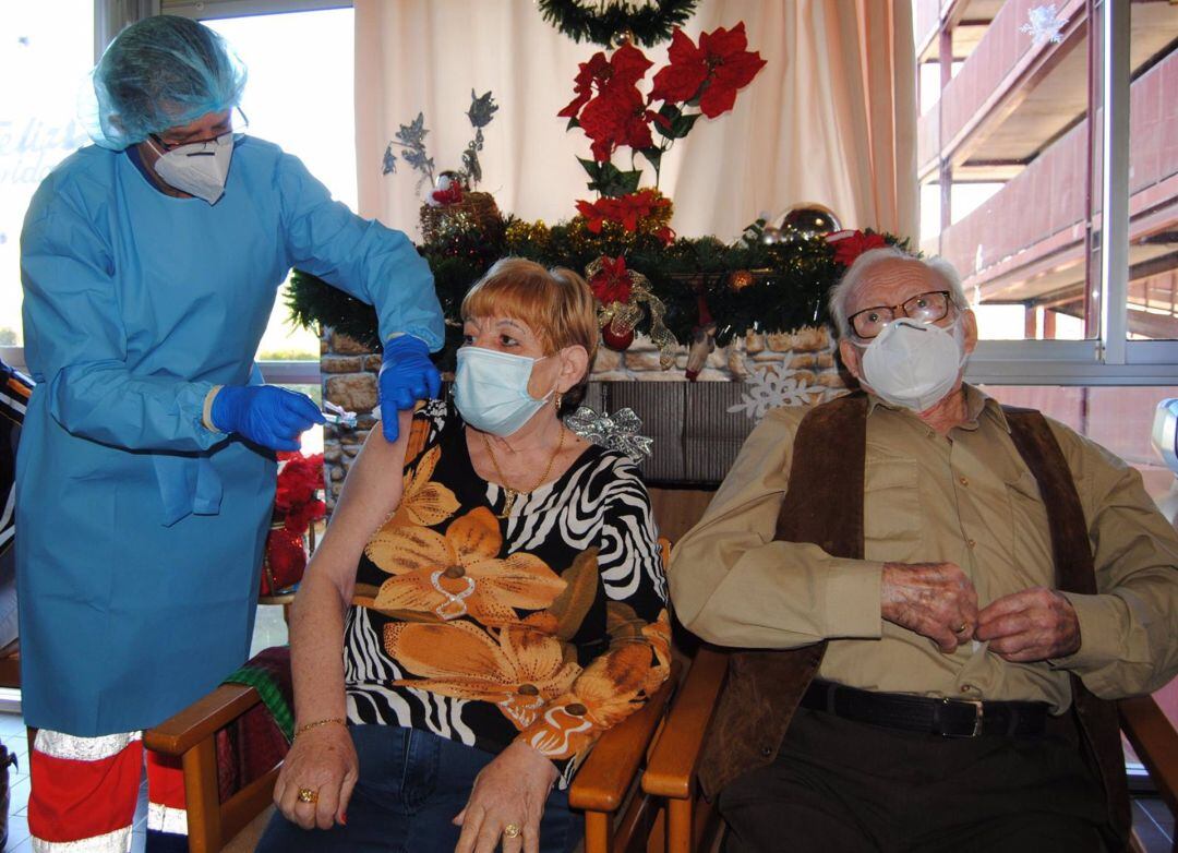 Los primeros afortunados. Antonio, de 90 años y natural de Bélmez de la Moraleda, y Encarnación, de 73 años y natural de Linares