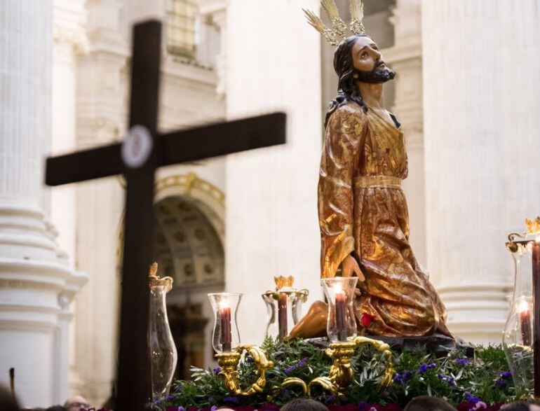 El Señor de la Oración en el Huerto de los Olivos presidiendo el vía crucis de la Federación en el interior de la Catedral de Granada