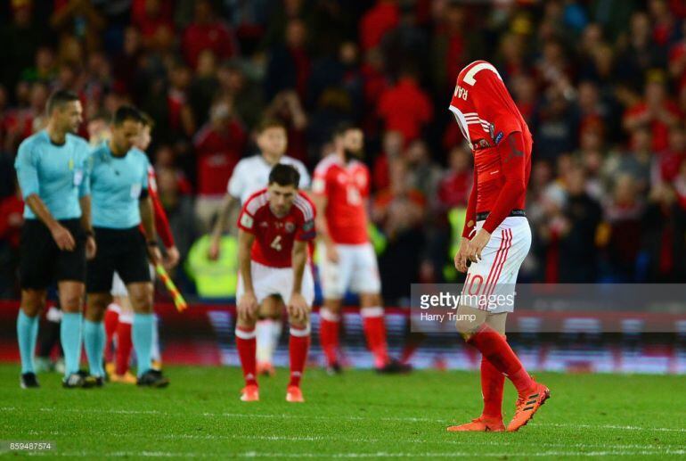 Ramsey se tapa la cara con la camiseta tras quedarse fuera del Mundial