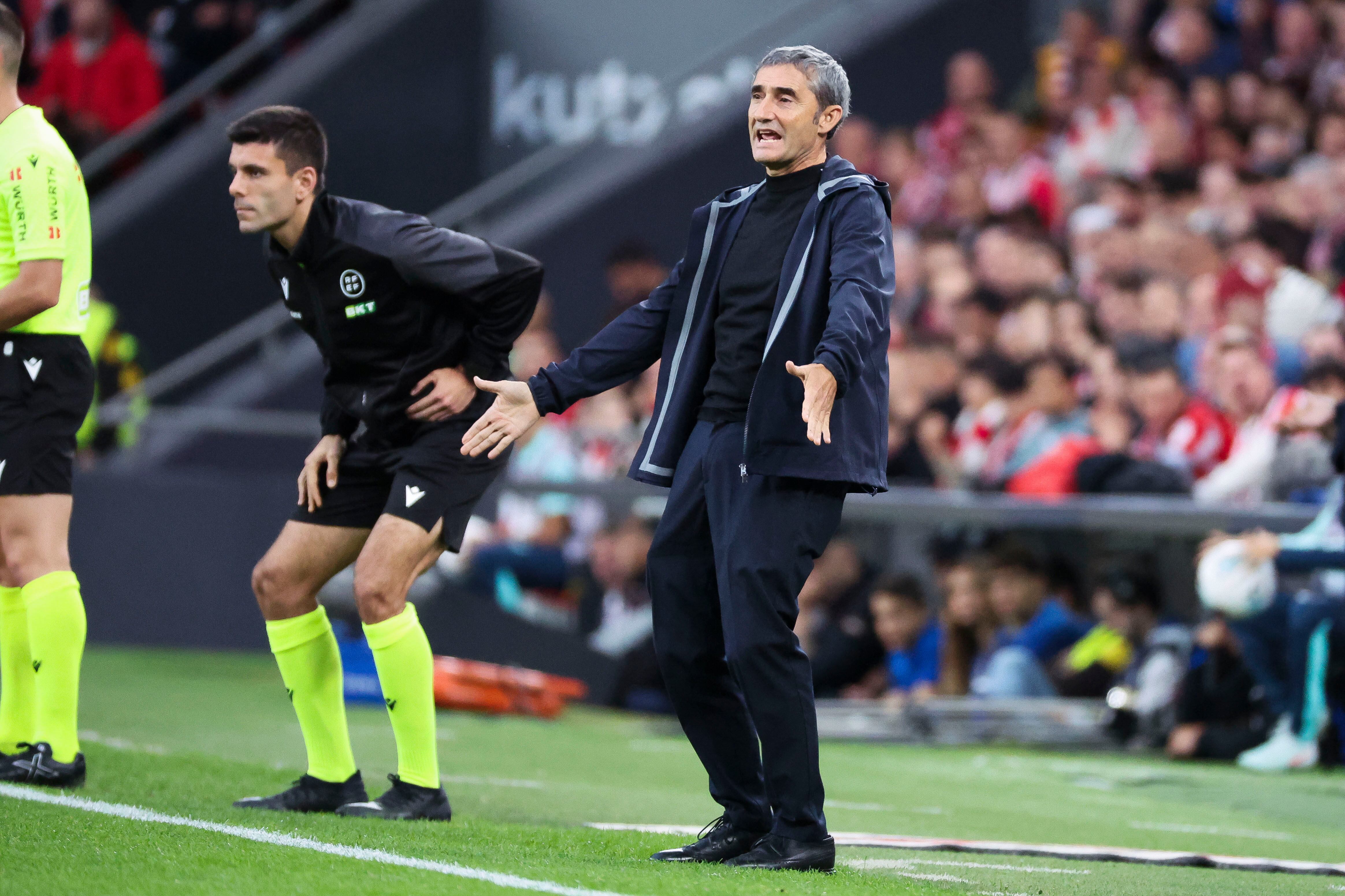 El entrenador del Athletic, Ernesto Valverde (d), durante el partido de la décima jornada de La Liga EA Sports entre Athletic y Getafe, disputado este sábado en San Mamés