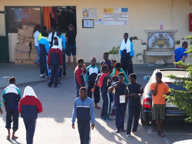 Migrantes en las instalaciones del CETI de Ceuta.