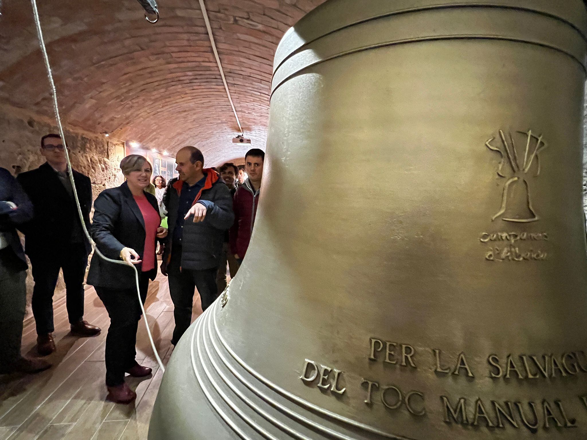 La Consellera Raquel Tamarit amb una de les campanes d'Albaida