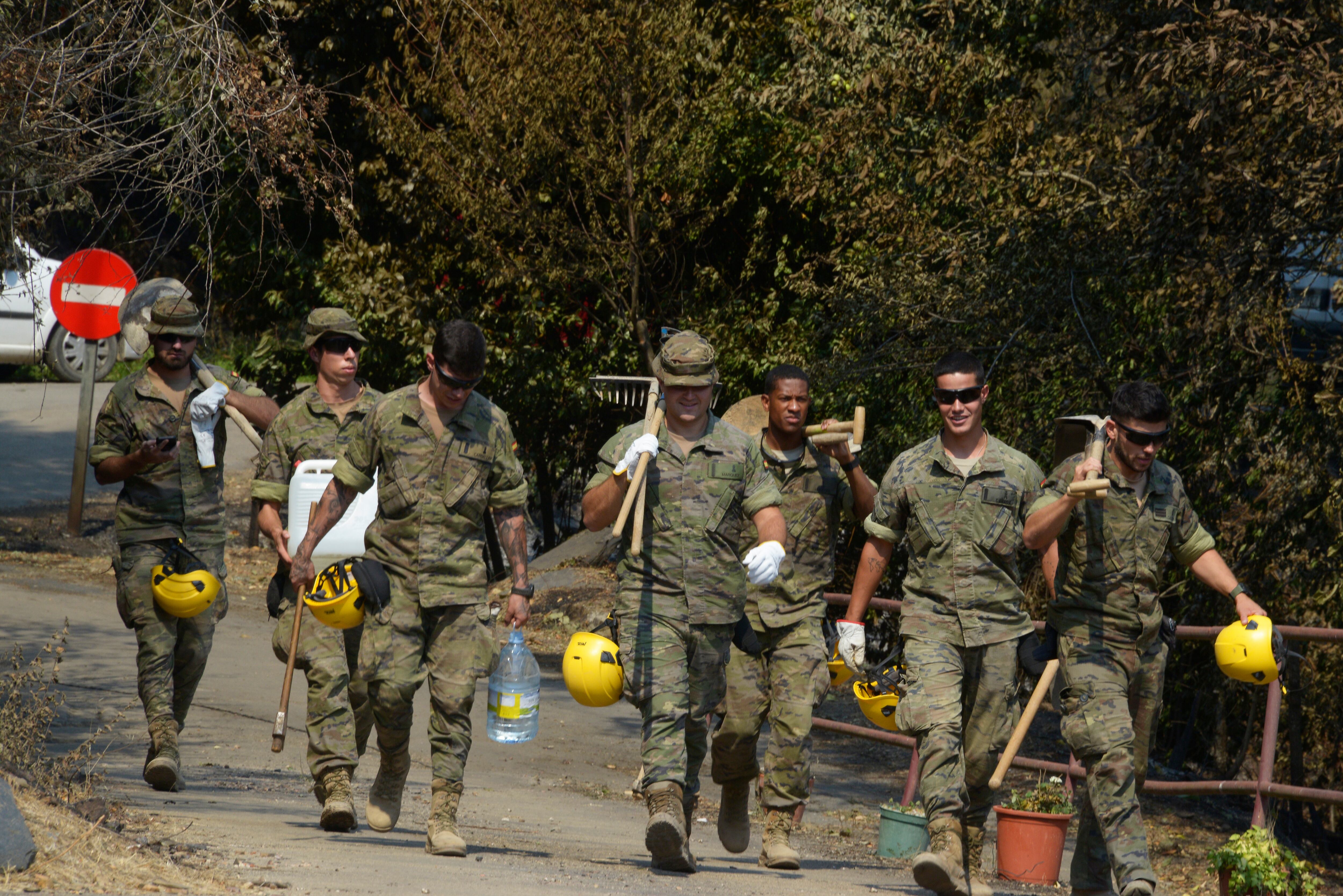 Militares del Ejército de Tierra combatiendo los incendios en Ourense. Rosa Veiga/Europa Press.