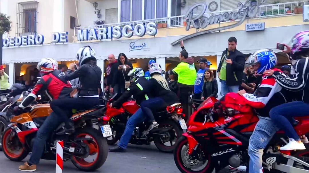 Concentración de aficionados en la ribera del marisco de El Puerto