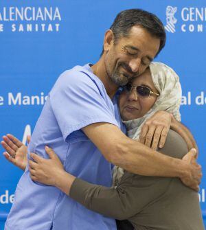 Samira Benhar, una mujer marroquí afectada por una severa deformidad debida a un tumor facial, que le acarreaba rechazo social en su país, explica la operación de reconstrucción del rostro que le practicó el doctor Pedro Cavadas (i) en el Hospital de Mani