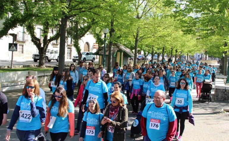 Vecinos de Cuéllar participan en la marcha solidaria a beneficio de las enfermedades raras.