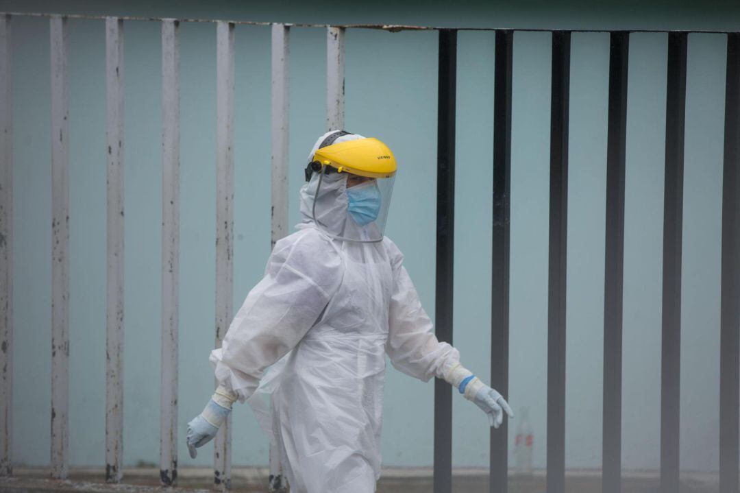 Los sanitarios, muy protegidos con las mascarillas y las pantallas.