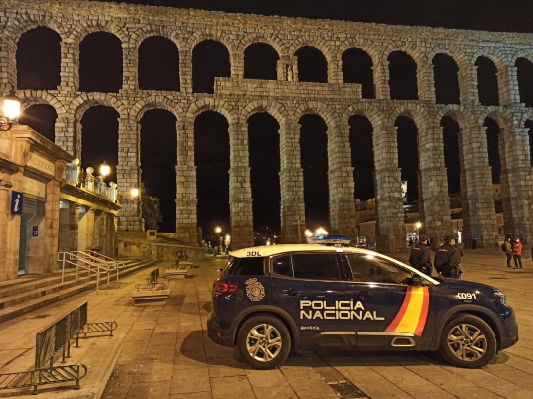 Una patrulla de la Policía Local vigila el cumplimiento del toque de queda en Segovia