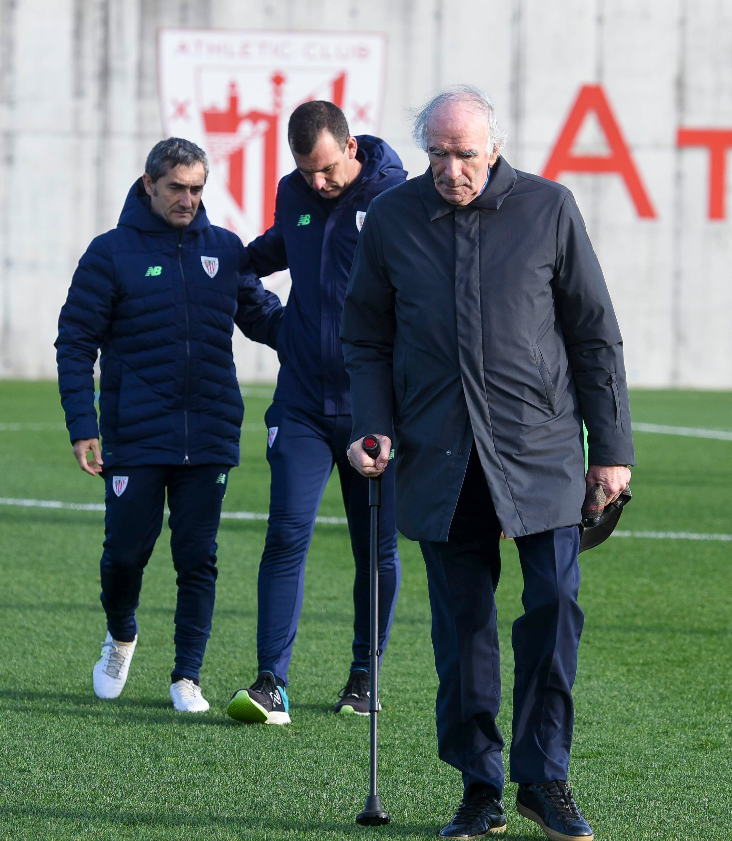 El legendario José Ángel Iribar, y el entrenador del Athletic de Bilbao Ernesto Valverde tras el minuto de silencio en memoria de Txetxu Rojo del pasado viernes