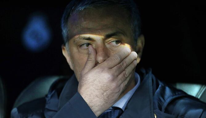 El entrenador del Real Madrid, José Mourinho durante la final de la Copa del Rey que enfrenta a su equipo con el Atlético de Madrid, esta noche en el estadio Santiago Bernabéu