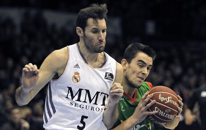 Rudy pugna un balón con Satoranksy