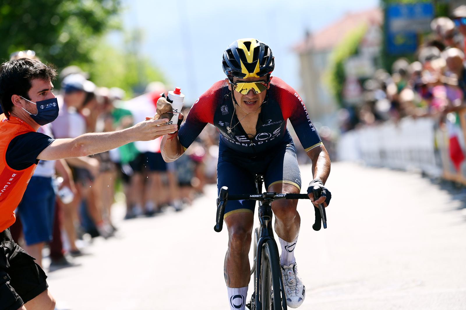 Aitor Viribay entrega material al campeón olímpico Richard Carapaz durante una etapa.