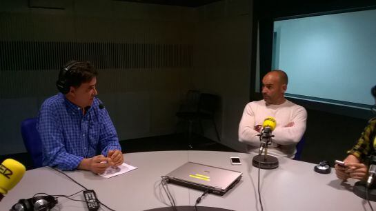 De la Morena junto a Paco Jémez en los estudios de Cadena Ser