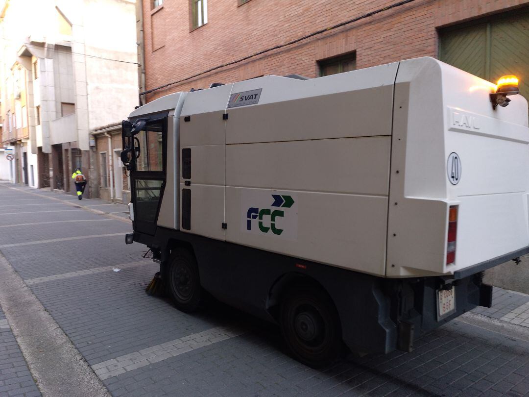 Una barredora automática limpia una céntrica calle de Medina