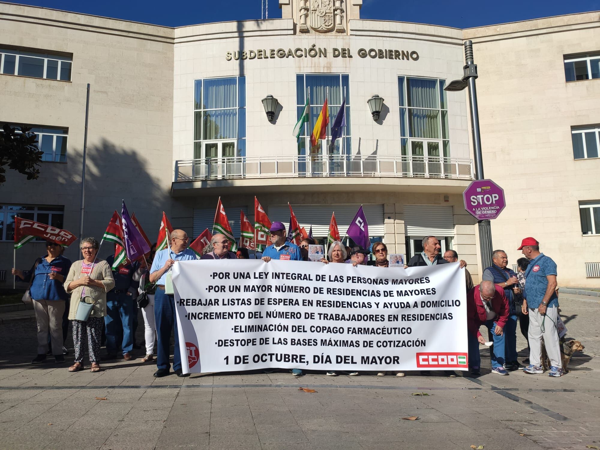 Concentración de UGT y CCOO ante la Subdelegación del Gobierno en Jaén por el Día Internacional de las Personas Mayores