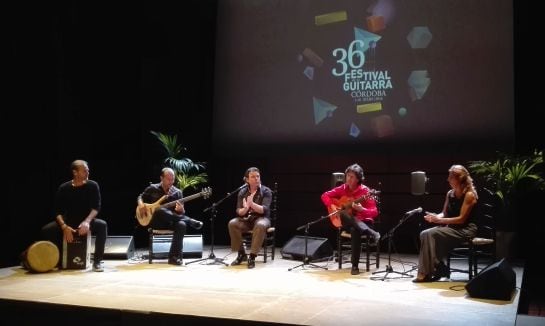 El niño de Pura, junto a Churumbaque Hijo en el Teatro Góngora.