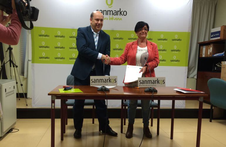 El presidente de la Mancomunidad de San Markos, Jaime Domínguez Macaya, y la alcaldesa de Pasaia, Izaskun Gómez, tras la firma del convenio por el que se retirará el puerta a puerta del municipio.