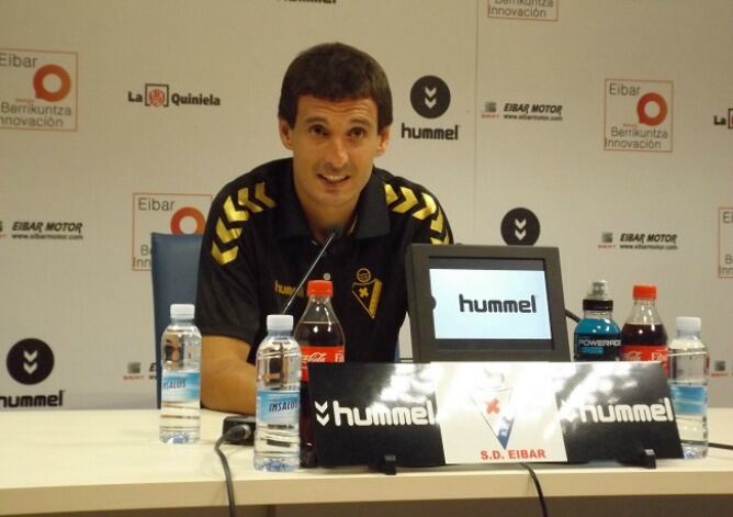 Mikel Arruabarrena responde en la sala de prensa de Ipurua.