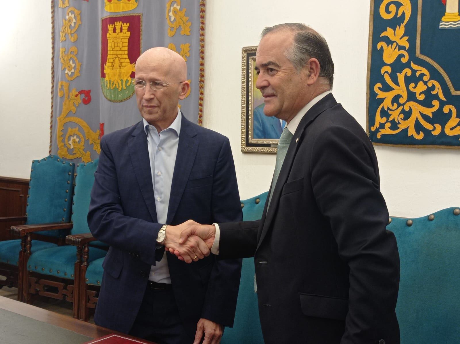 El alcalde de Talavera, José Julián Gregorio, estrecha la mano al representante de la empresa PreZero, Pablo Redondo