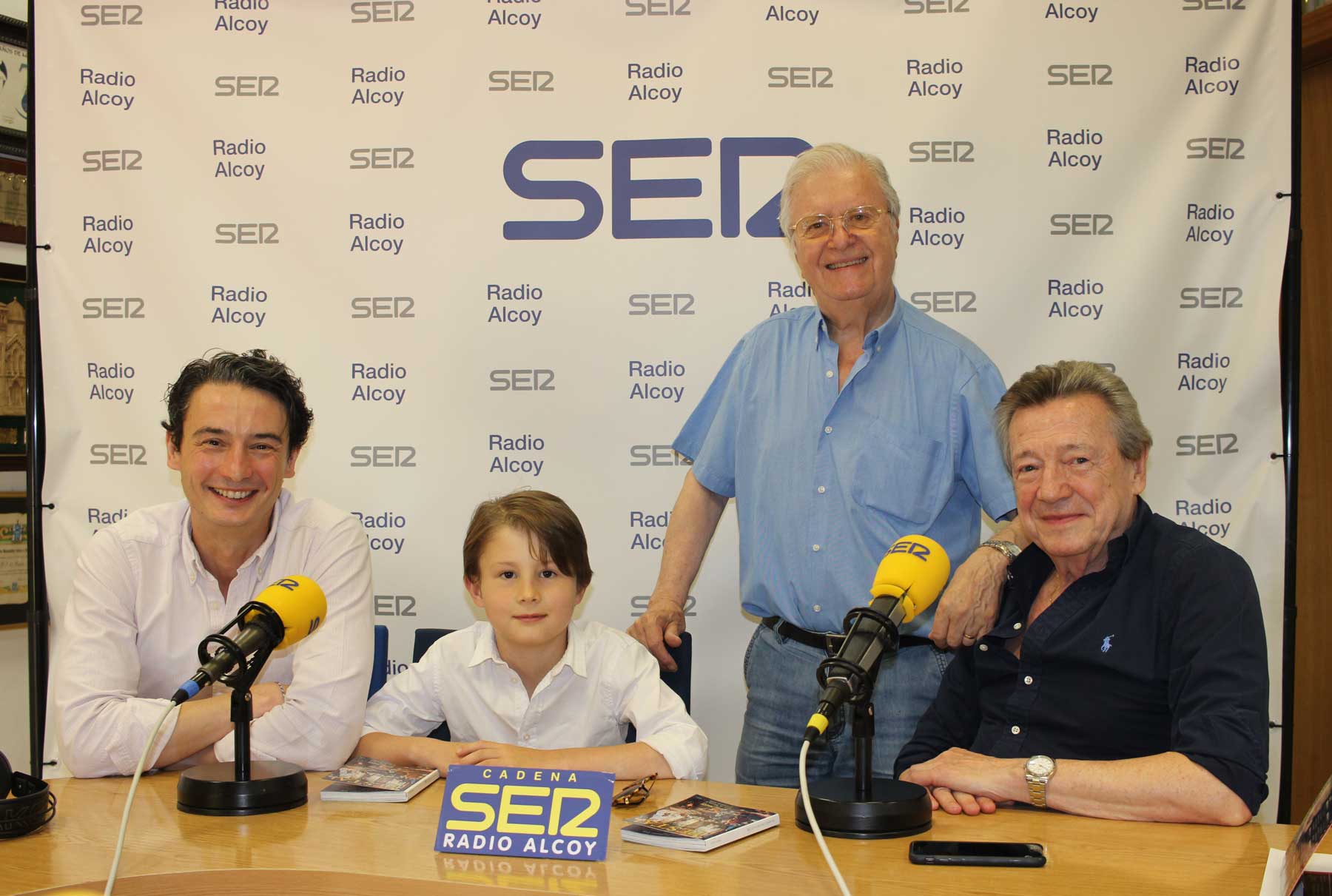 Rafa Vilaplana Martín, Mateo Vilaplana Blaak y Rafa Vilaplana Cantó, junto a Paco Aznar, en el estudio central de Radio Alcoy