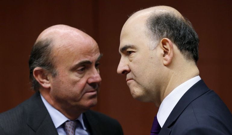 El comisario de Asuntos Económicos, Pierre Moscovici, junto a Luis de Guindos