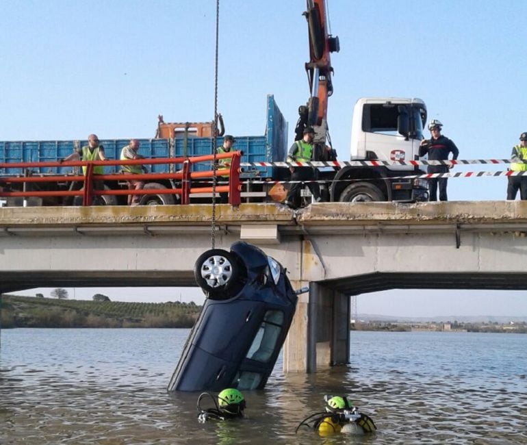 Los especialistas del GEAS han realizado tres inmersiones para las labores de rescate  y han extraído el vehículo del agua después de anclar la cadena de una grúa al eje trasero del coche