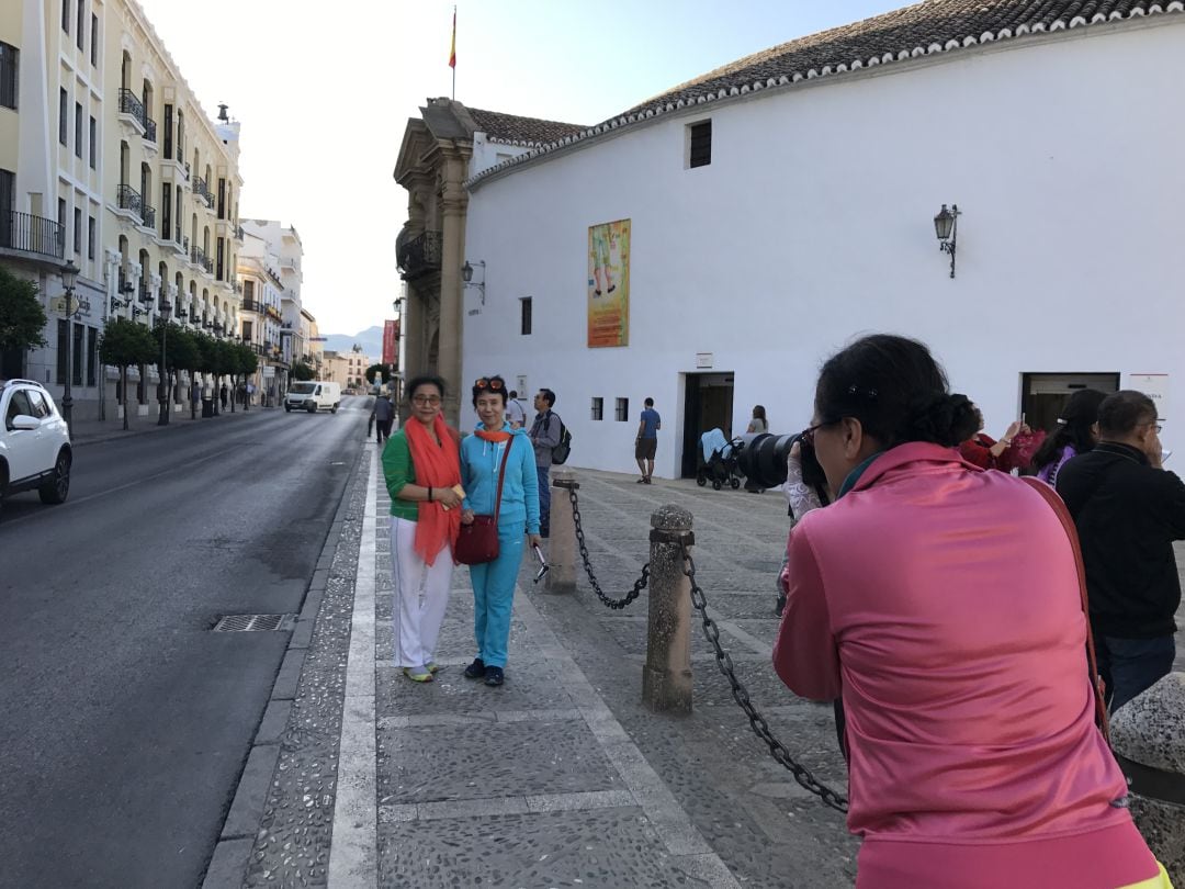 Turistas asiáticos junto a la plaza de toros de Ronda