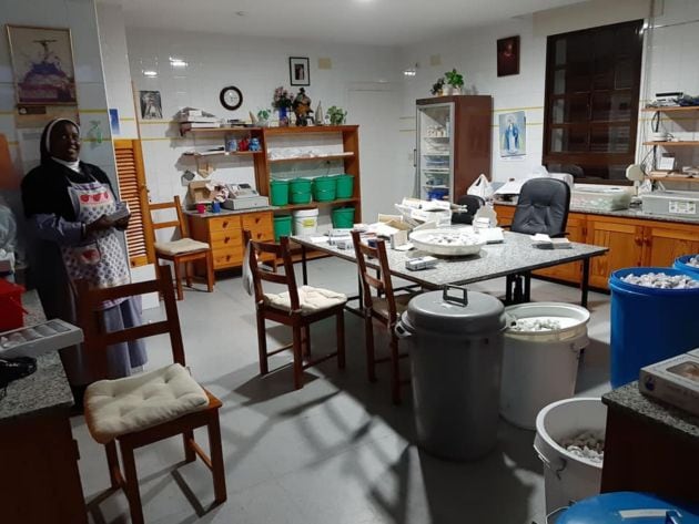 Interior del torno del convento, donde se preparan las cajas con los mantecados