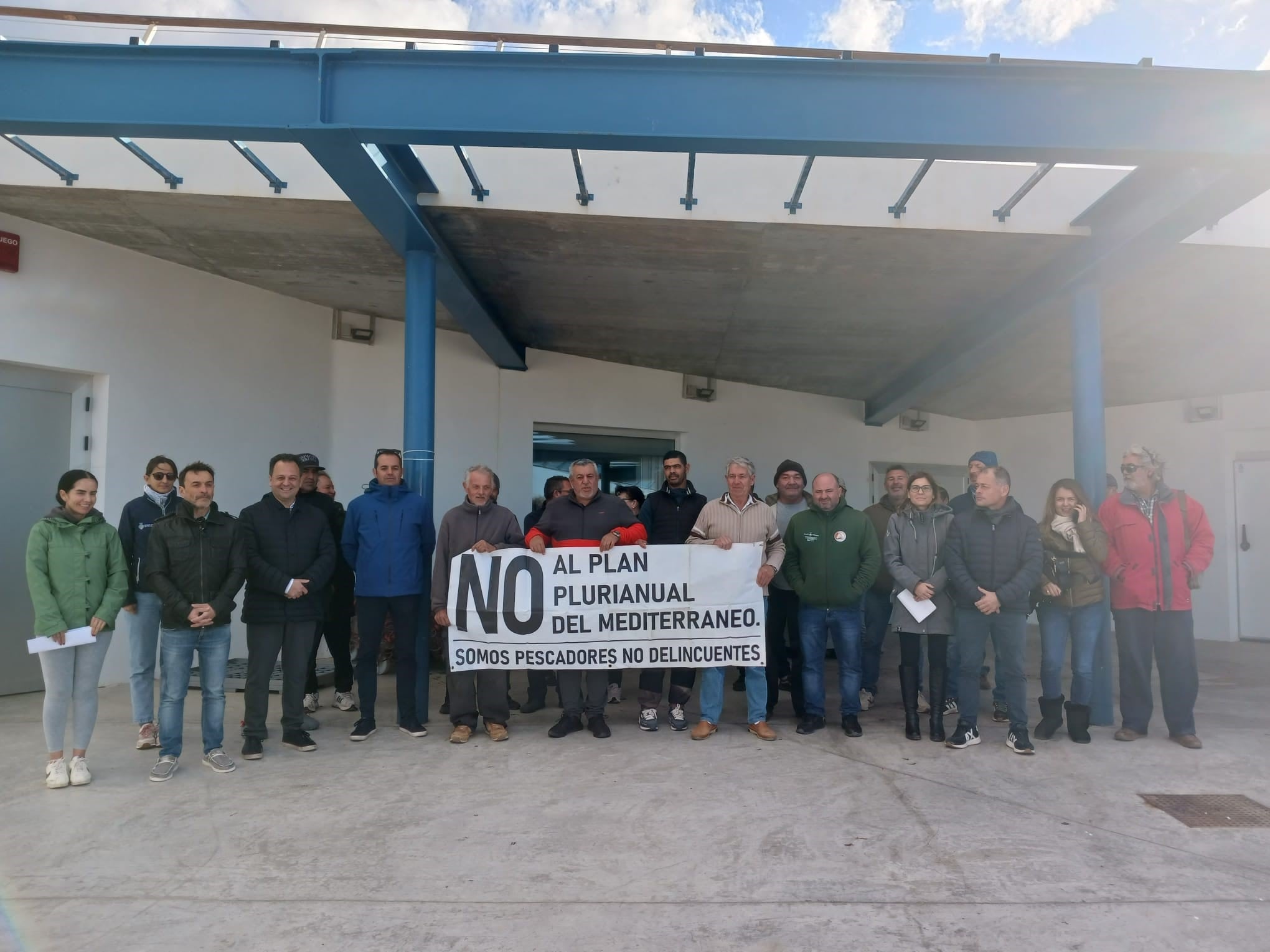 Varios pescadores de Formentera se han concentrado frente a la sede de la Cofradía esta semana durante las jornadas de huelga