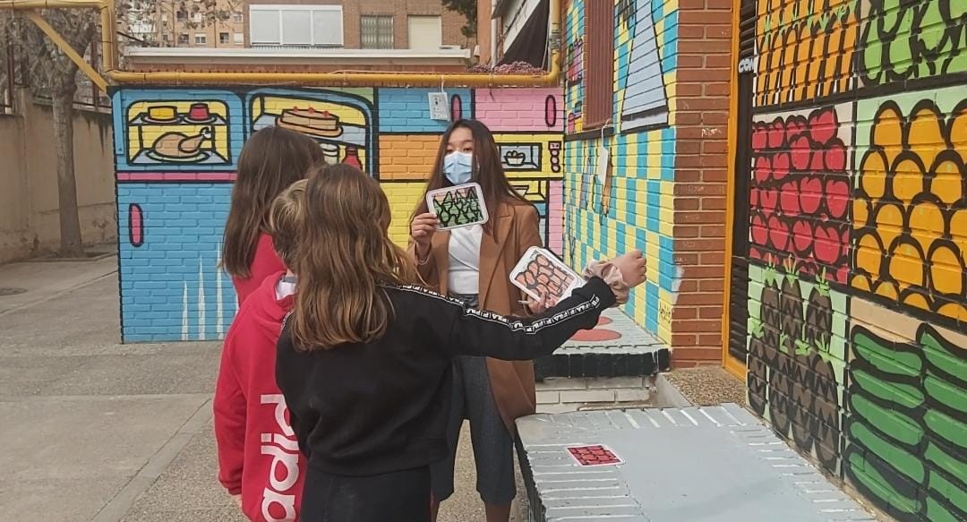 Alumnado del CEIP Max Aub durante una clase en el patio del centro.