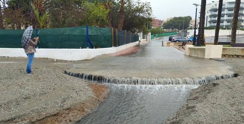 La lluvia corta siete carreteras en Almería.