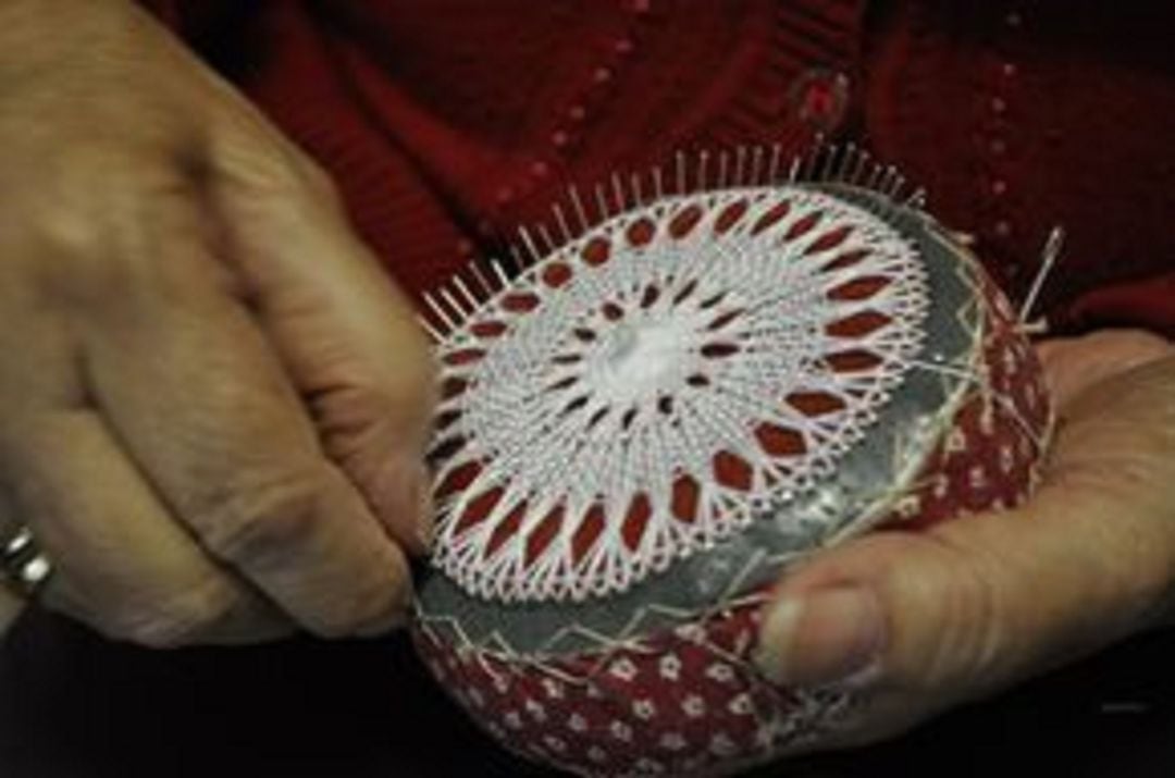 La técnica de roseta o Tenerife Lace se llegó a practicar en todo el Archipiélago, aunque en la actualidad solo se mantiene en Lanzarote y Tenerife.