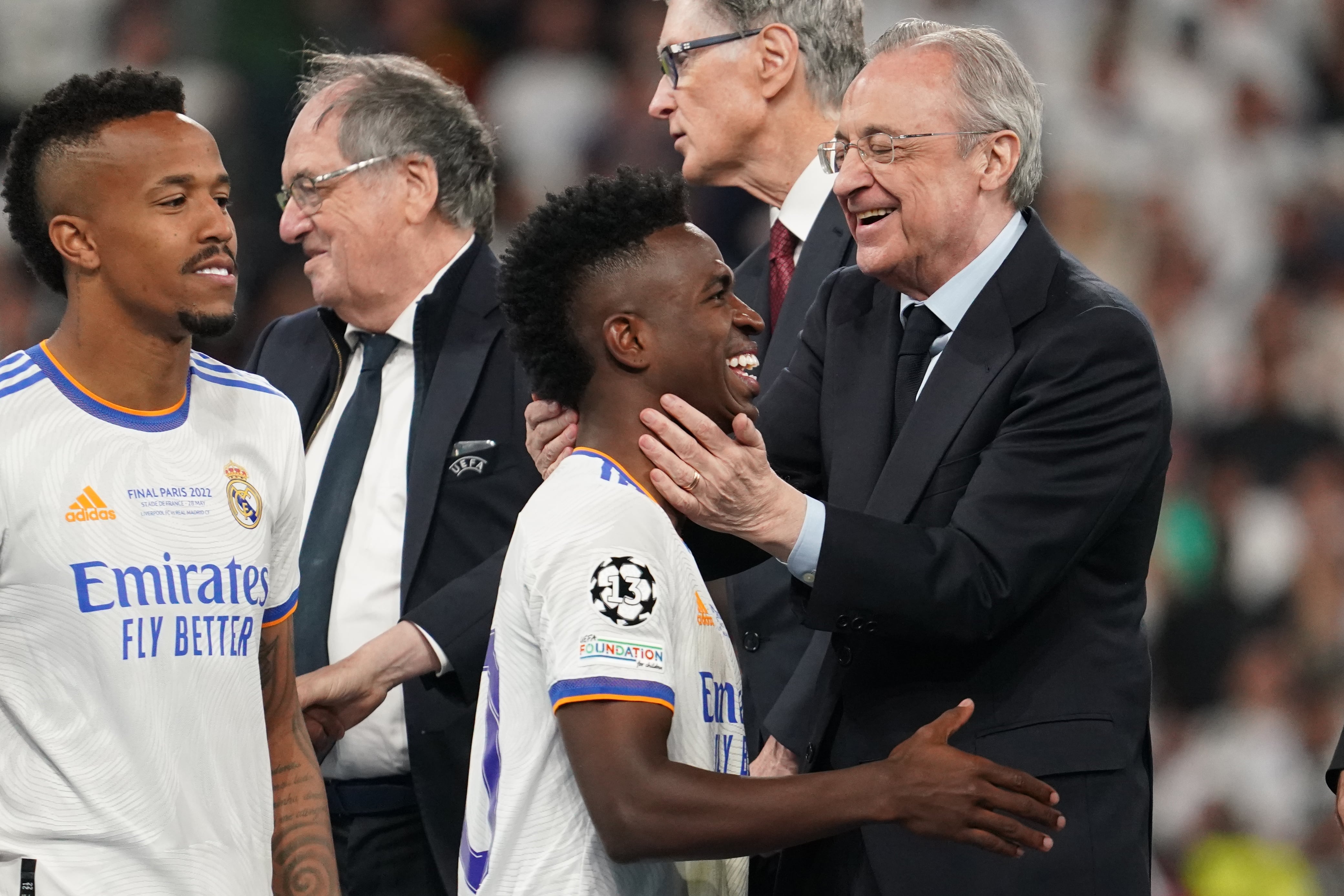 Vinícius Junior recibe la felicitación de Florentino Pérez