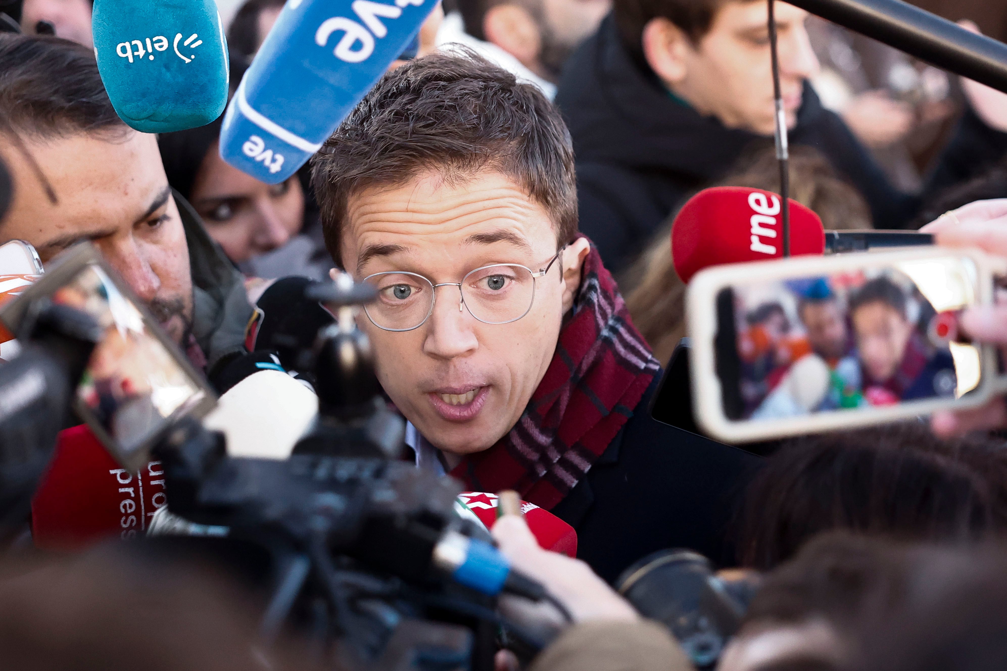 MADRID, 16/01/2025.- El exdiputado de Sumar y cofundador de Podemos Íñigo Errejón, atiende a los medios a las puertas de los juzgados de Plaza de Castilla, en Madrid, donde está citado a declarar como presunto autor de una agresión sexual a la actriz Elisa Mouilaá. EFE/Sergio Pérez
