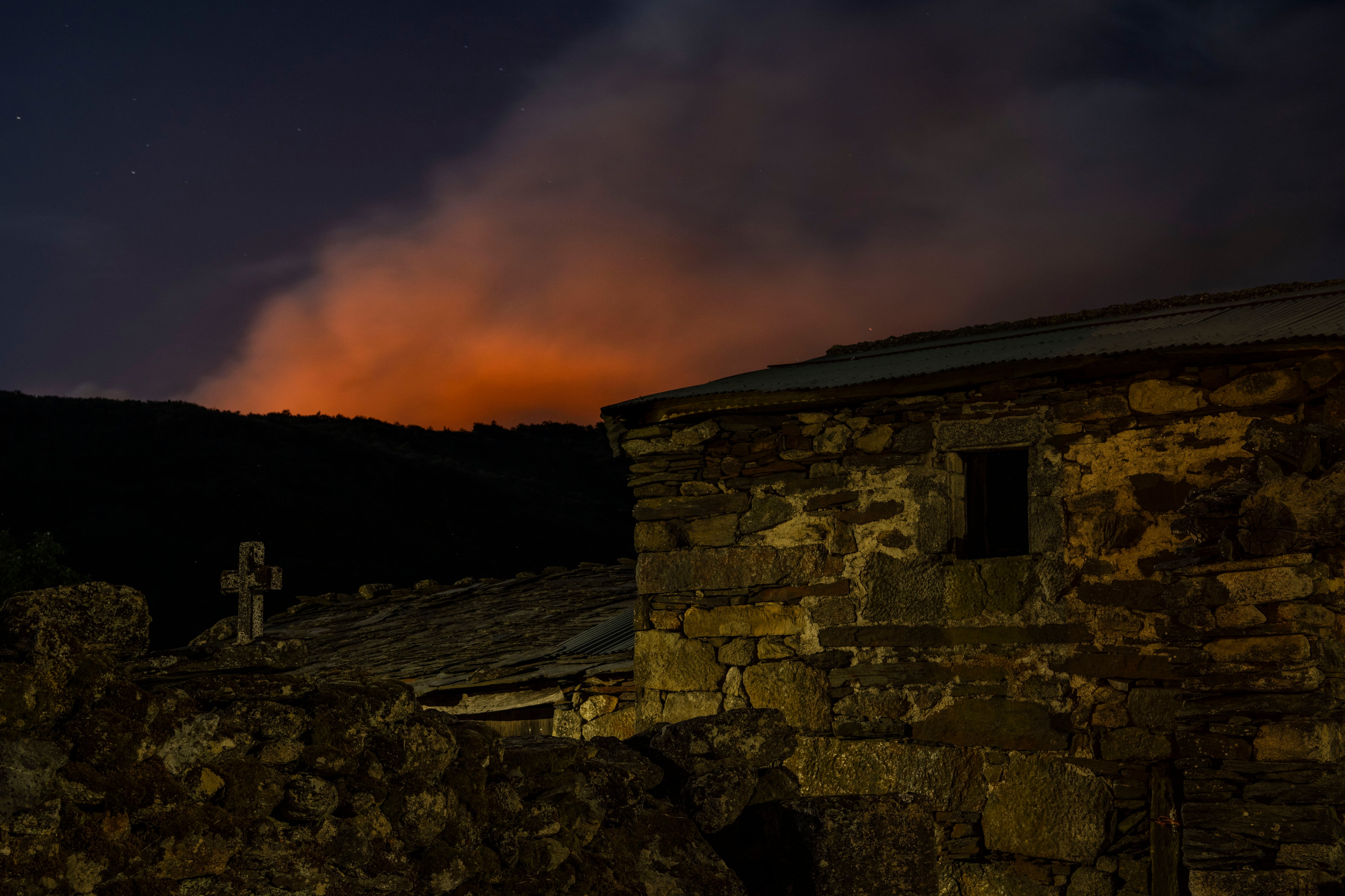 El fuego de Chandrexa de Queixa continuaba activo este lunes