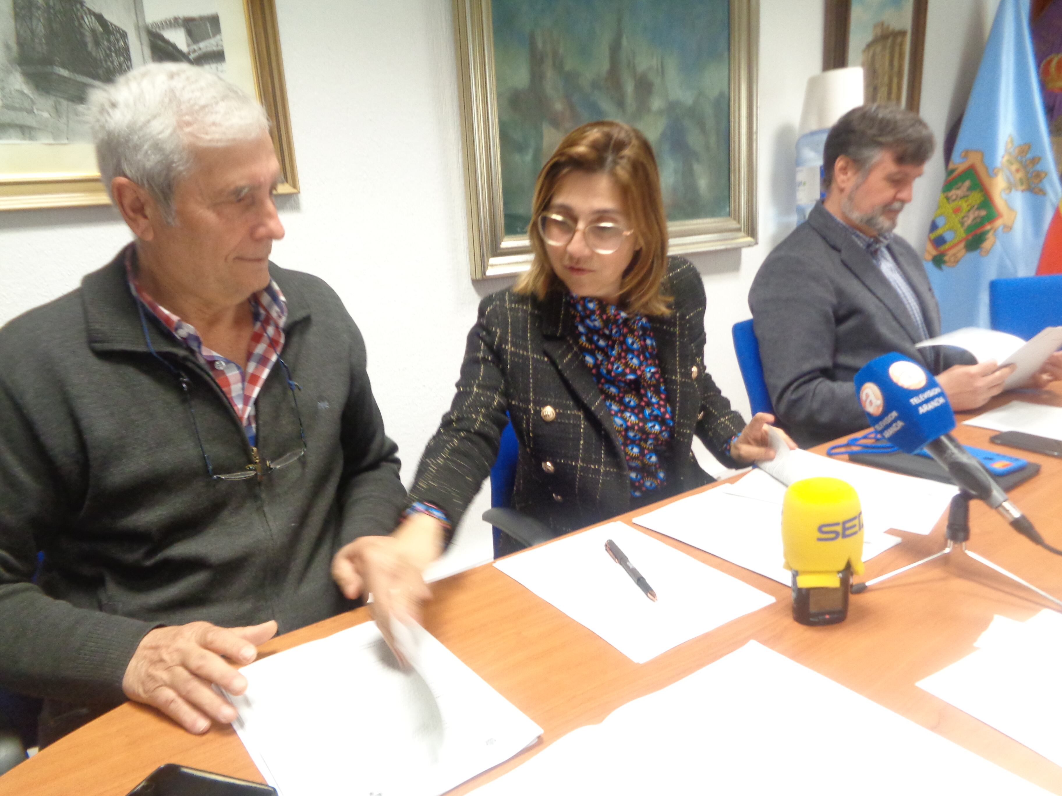 La alcaldesa revisa los papeles antes de informar del convenio con el concejal de Obras, Alfonso Sanz, y el primer teniente de alcalde (dcha), Francisco Martín Hontoria