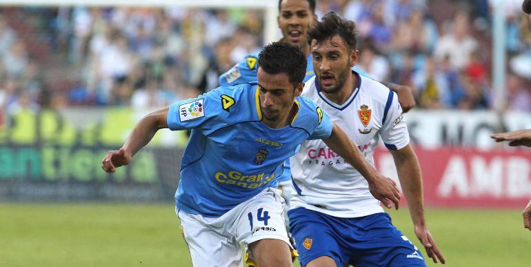 GRA399. ZARAGOZA, 17/06/2015.- El centrocampista del UD Las Palmas Hernán Santana (i) y el defensa del Real Zaragoza Mario Abrante, durante el partido de ida de la final para el ascenso a Primera División, que disputan en el estadio de la Romareda. EFE/Ja