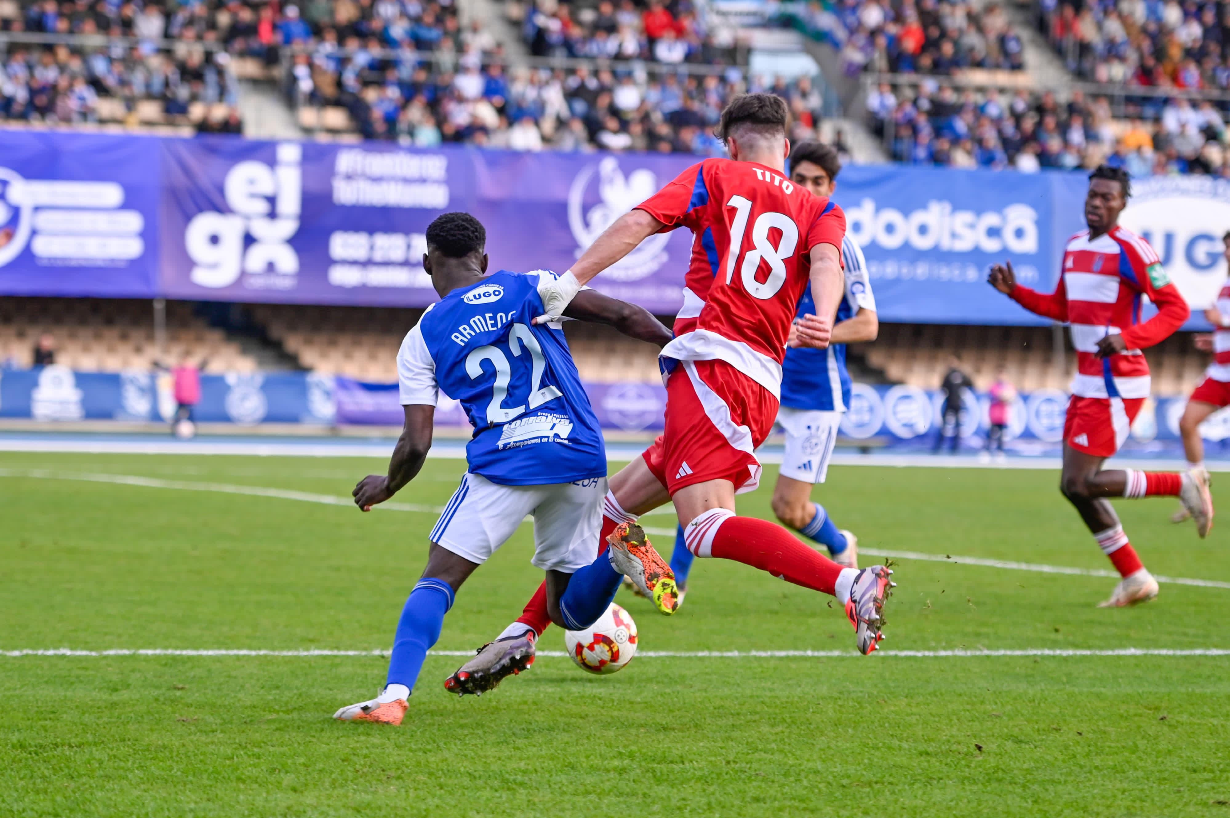 Armengol disputa un balón con un jugador del Recreativo Granada