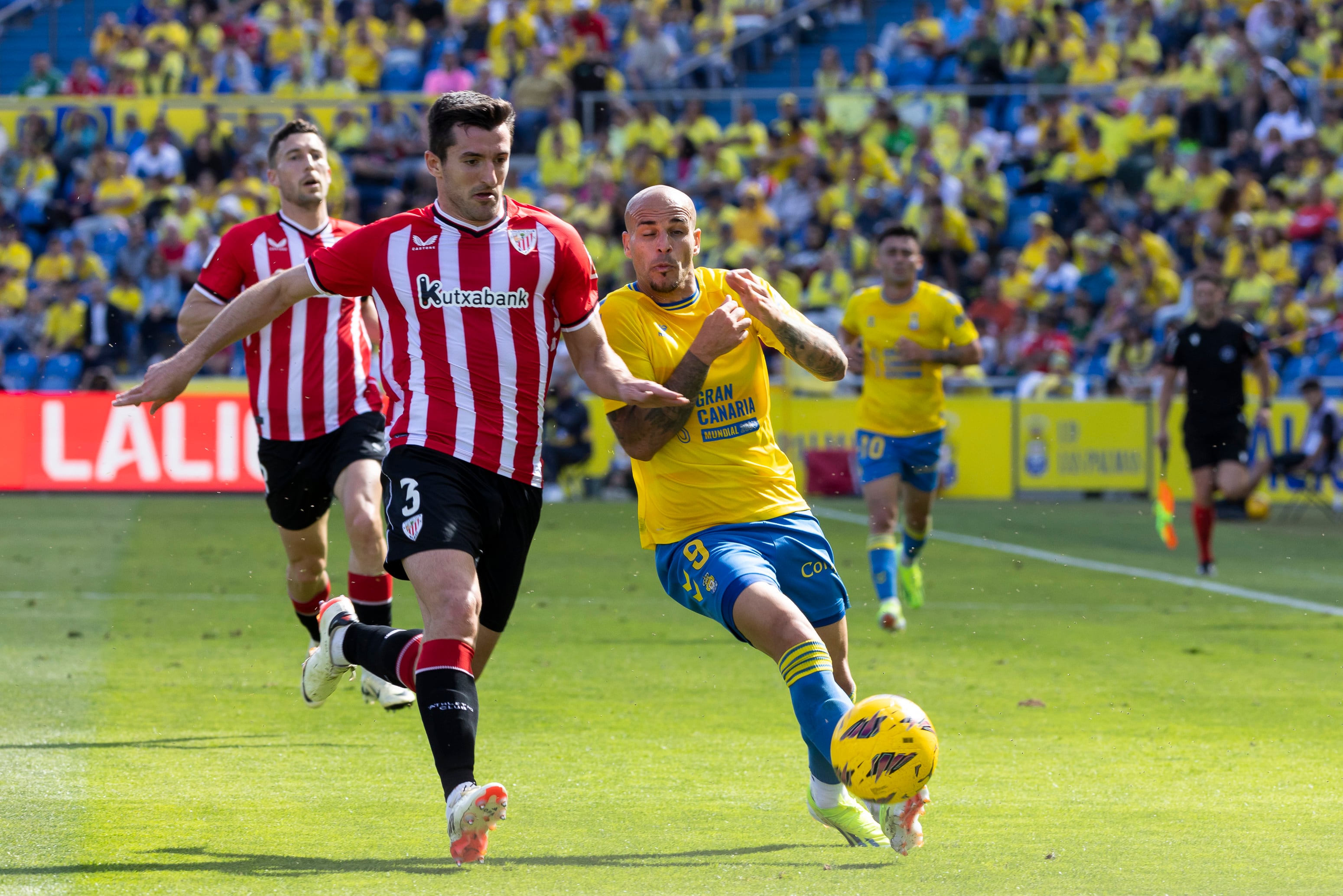 Dani Vivian en un a acción defensiva en le partido contra la U.D. Las Palmas