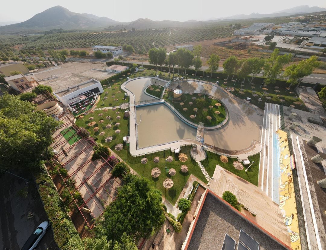 Instalaciones de la piscina municipal inundadas de barro tras la tormenta