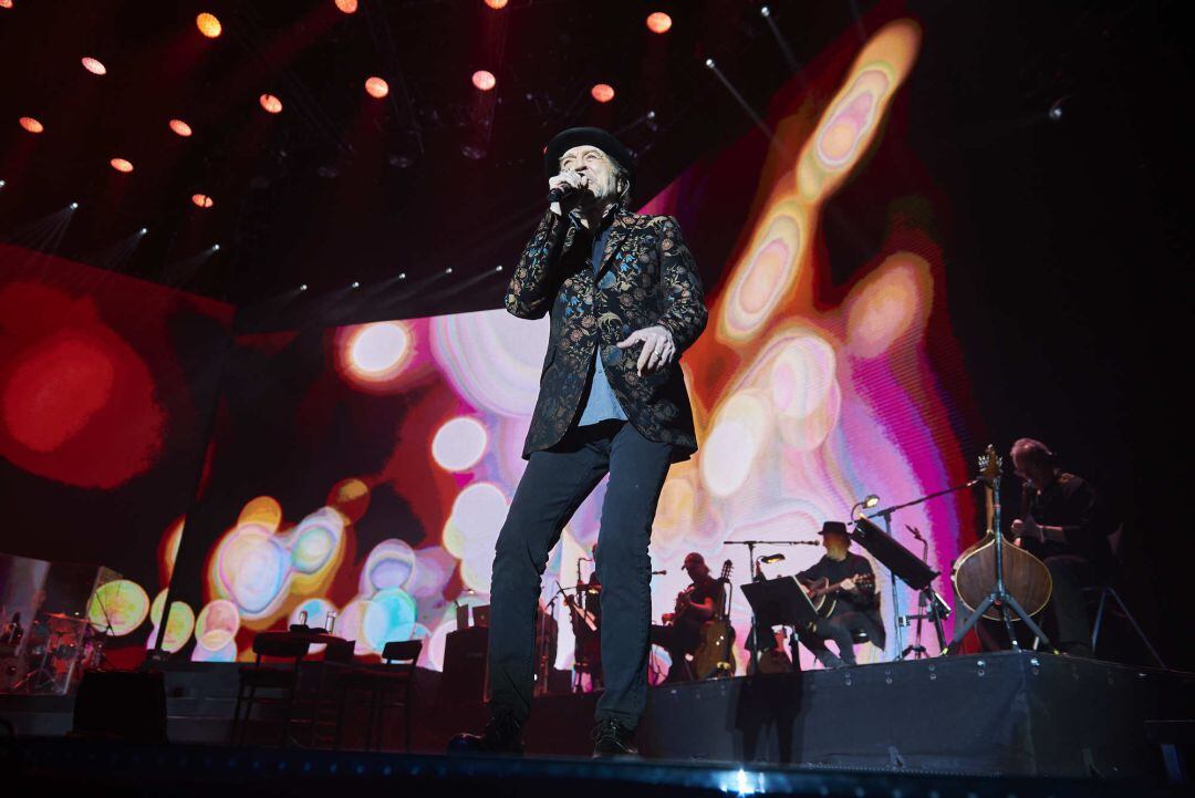 Joaquín Sabina, antes de caerse del escenario durante su concierto.  