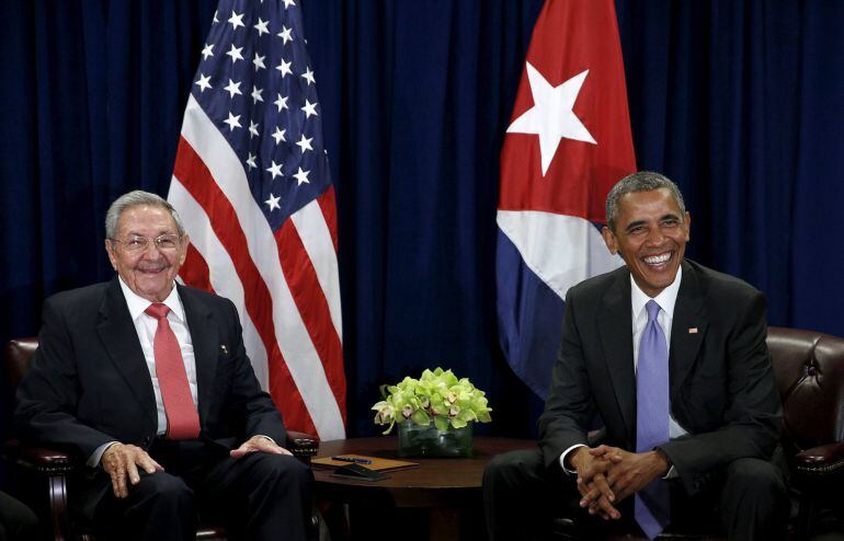 U.S. President Barack Obama (R) and Cuban President Raul Castro meet at the United Nations General Assembly in New York September 29, 2015.   REUTERS/Kevin Lamarque 