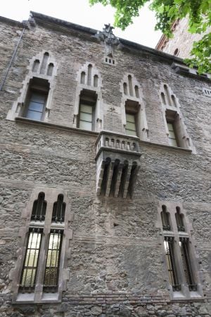 Façana de la casa parroquial de Sant Joan de Gràcia