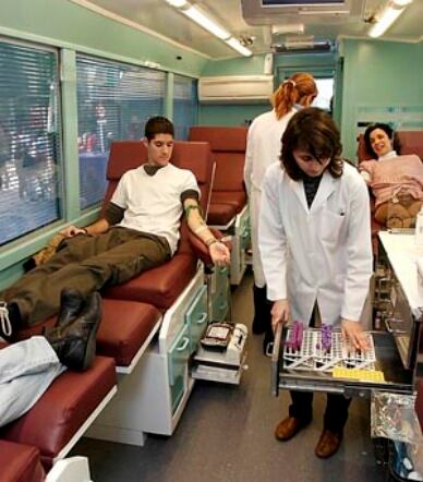 Un ciudadano donando sangre