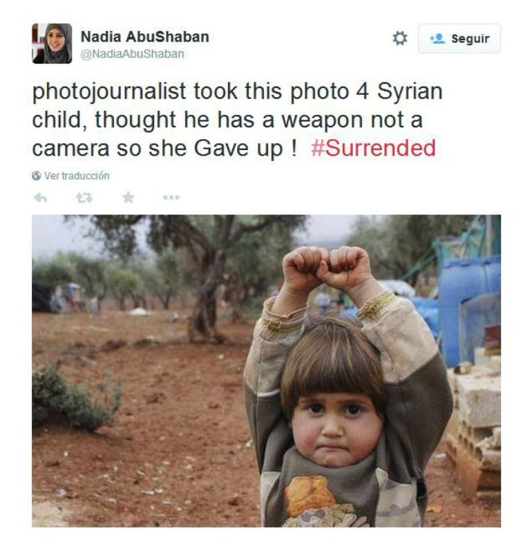 Una niña siria se rinde ante una cámara de fotos 