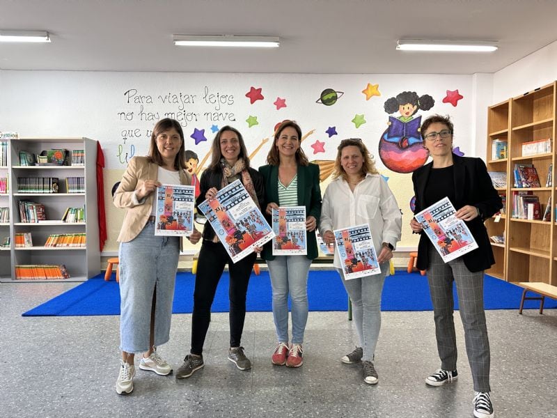 Profesoras del CEIP Camilo Hernández con la alcaldesa de Coria, Almudena Domingo.